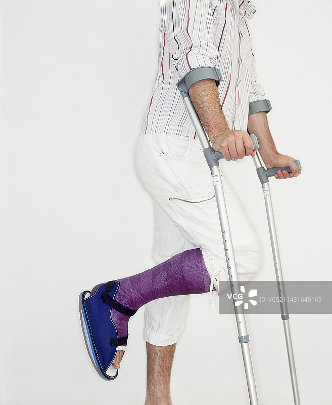 使用拐杖的男人图片素材