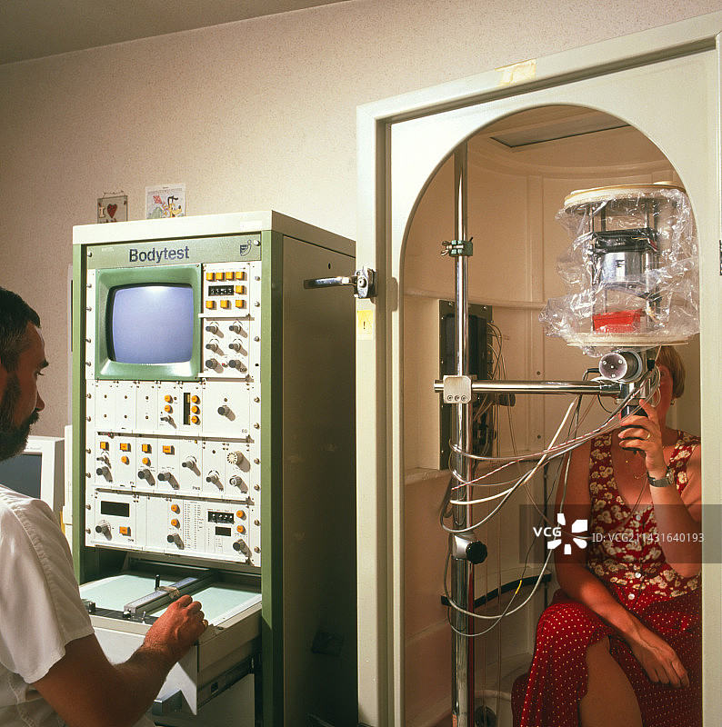 女人使用肺活量计呼吸图片素材