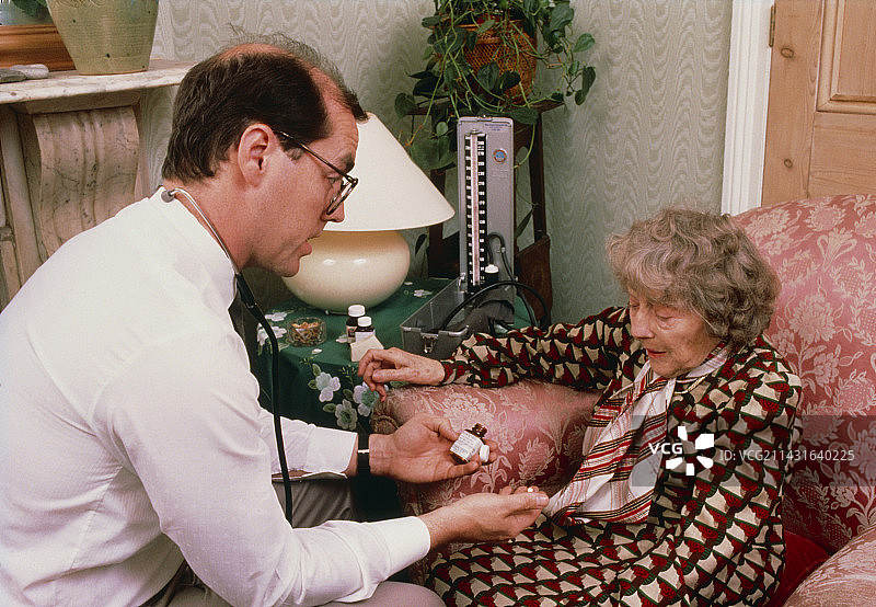 全科医生向老年患者解释药物图片素材