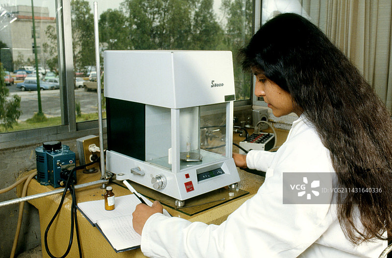 化学家与实验室天平图片素材