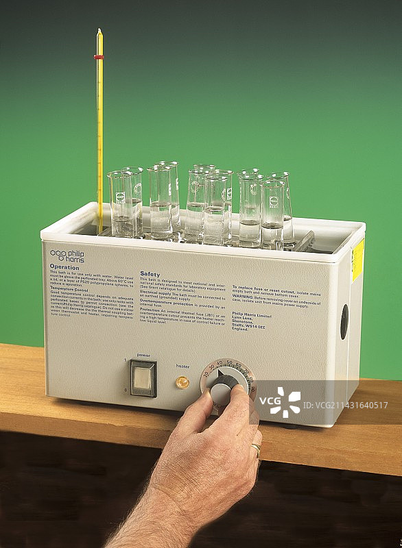 装满试管的水浴锅图片素材