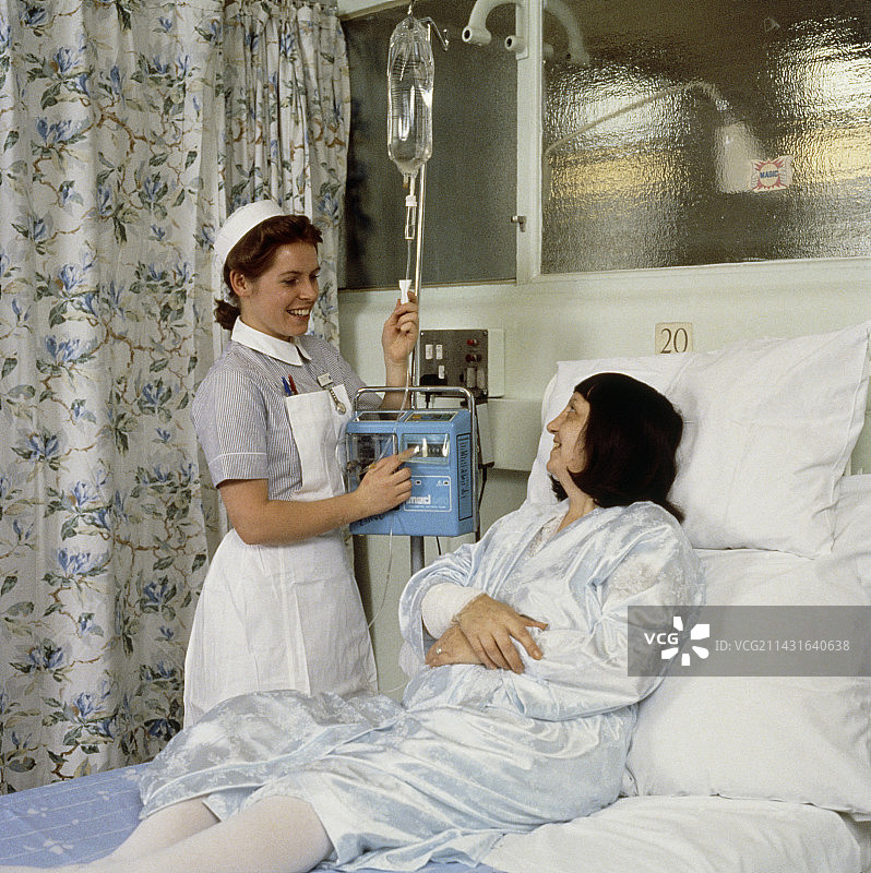 护士设置输液泵图片素材