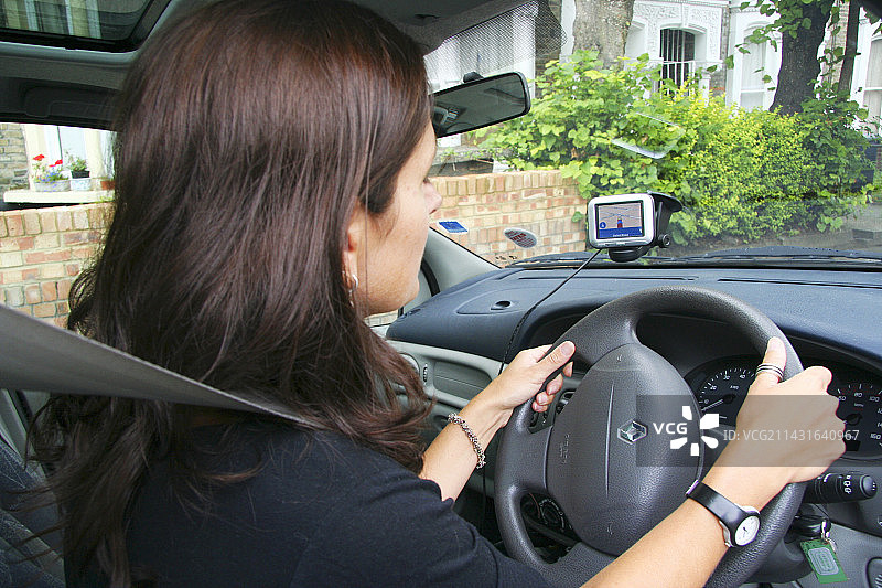 女人使用卫星导航系统图片素材