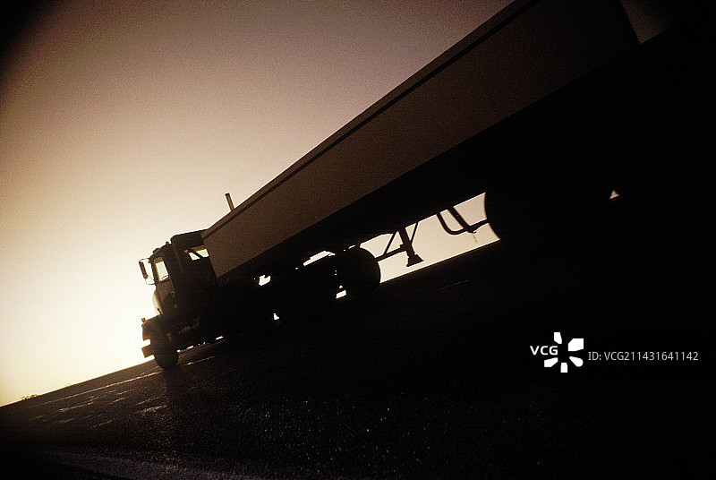 公路油罐车图片素材