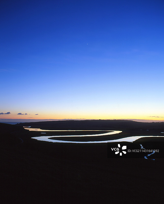 黄昏时分的河流蜿蜒图片素材