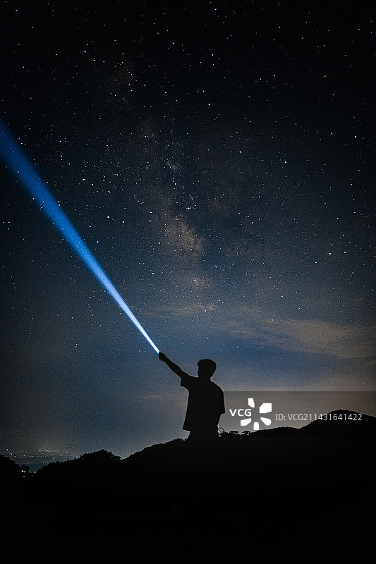 星空背景下的人物剪影图片素材