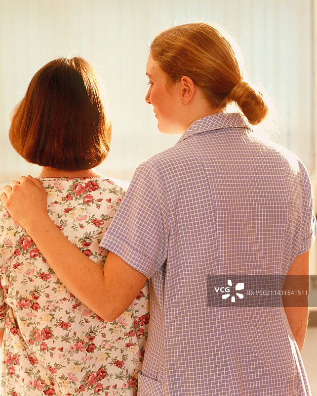 医院护士安慰女病人图片素材