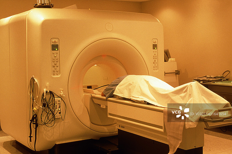 女人正在接受磁共振成像扫描图片素材