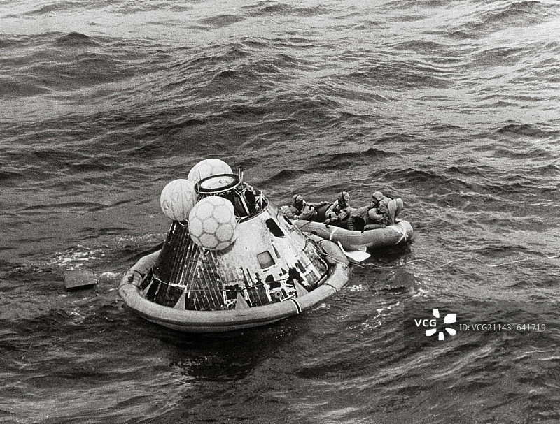 阿波罗11号宇宙飞船及溅落后的机组人员图片素材