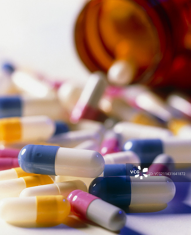 从瓶子中倒出的药物胶囊图片素材