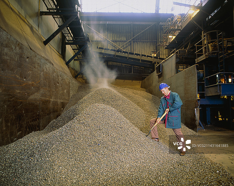 拜克发电厂用于燃烧的垃圾颗粒图片素材