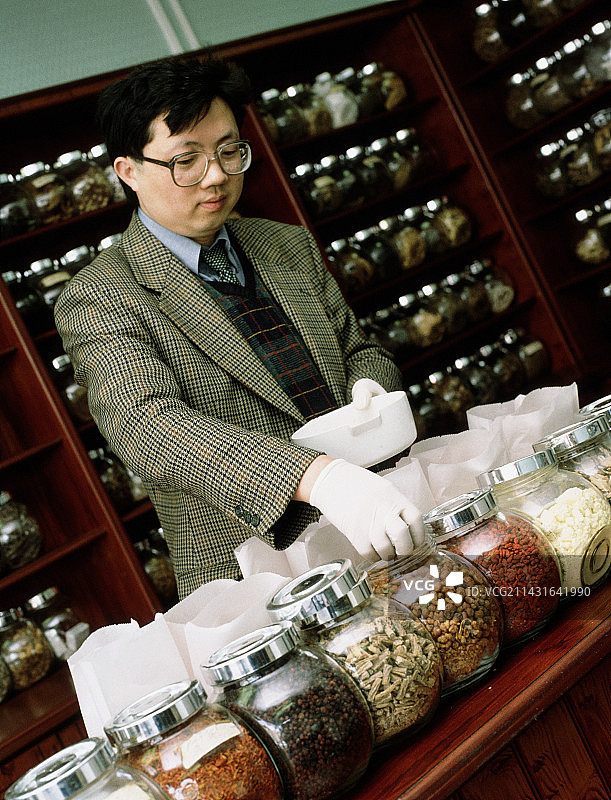 中药房里的草药医生图片素材