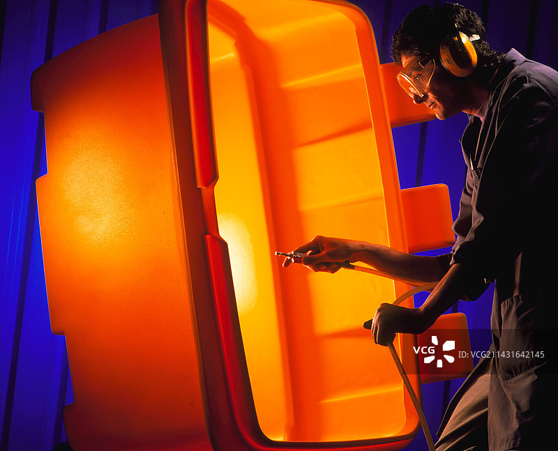 工人清洁已完成的塑料砂箱图片素材