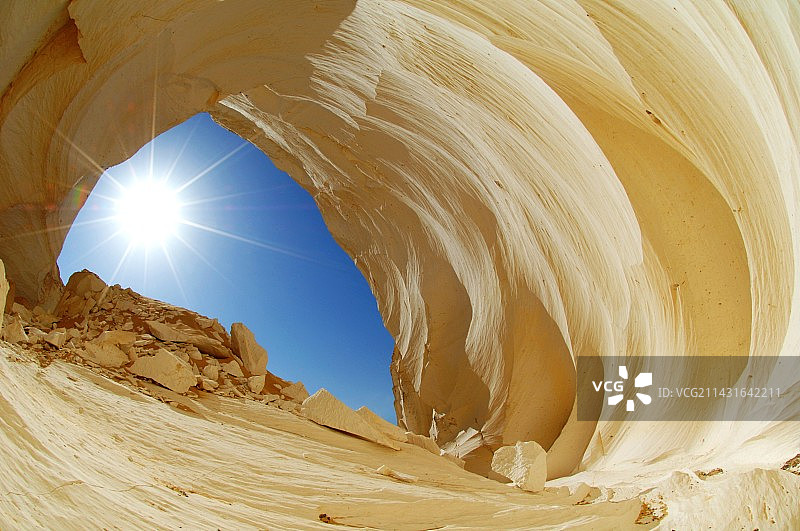 埃及白色沙漠的岩石拱门图片素材