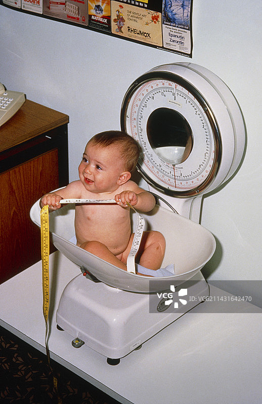 婴儿常规体检称重图片素材
