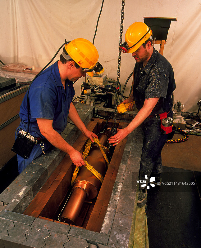 使用弱相互作用大质量粒子探测器的工人图片素材