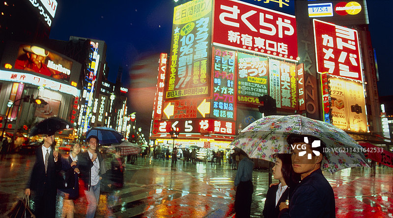 东京雨夜的灯光图片素材