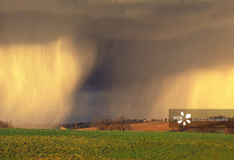 田野上降雨的远景图片素材