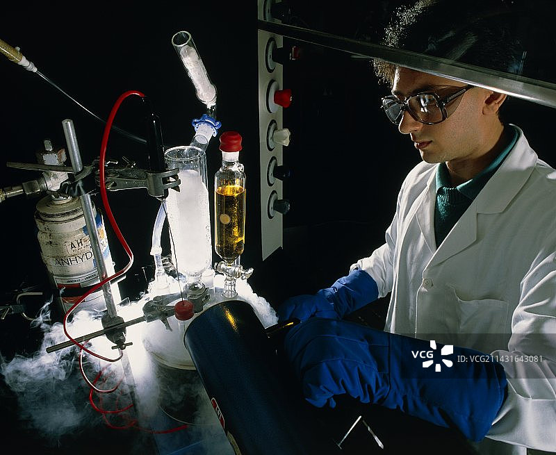 化学家进行低温实验图片素材