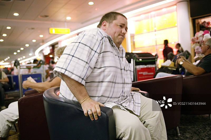 肥胖男子坐下图片素材