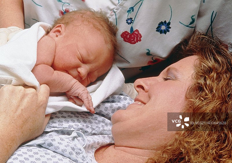 母亲抱着新生儿的特写图片素材