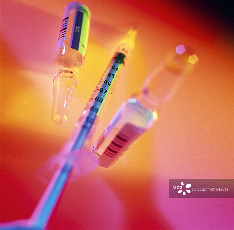 装有不孕药物的两支药瓶的注射器图片素材