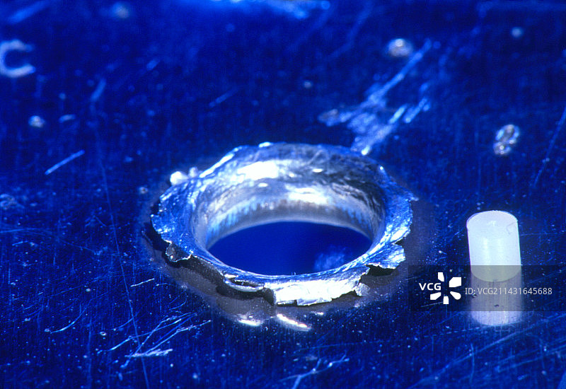 撞击研究中铝板上的弹坑图片素材