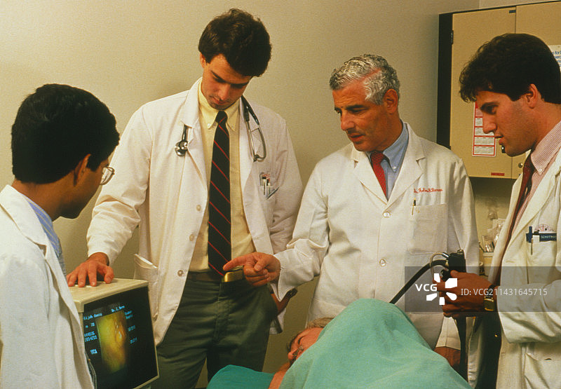 医生进行内窥镜检查图片素材