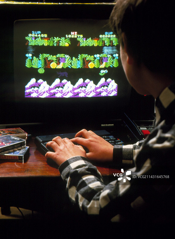 男孩玩电子游戏图片素材