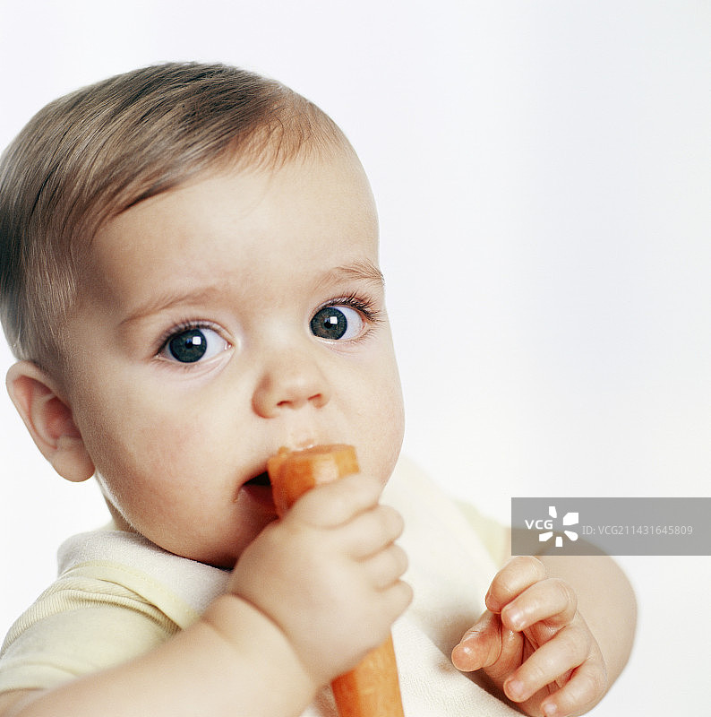 男宝宝吃胡萝卜图片素材