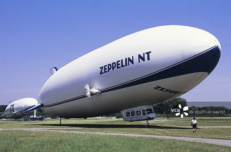 地面上的齐柏林飞艇NT图片素材