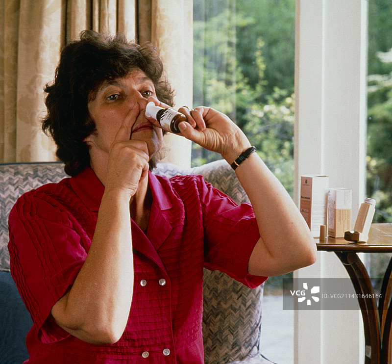 使用鼻腔喷雾剂控制花粉热图片素材