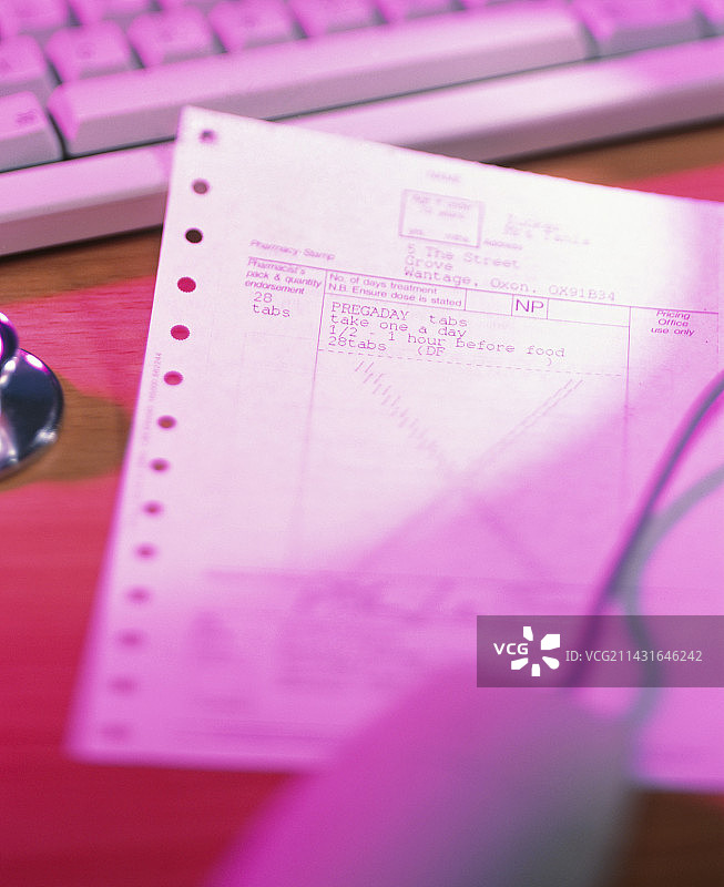 带鼠标和键盘的医疗处方图片素材