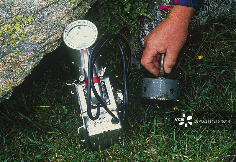 使用盖革计数器测量辐射水平图片素材