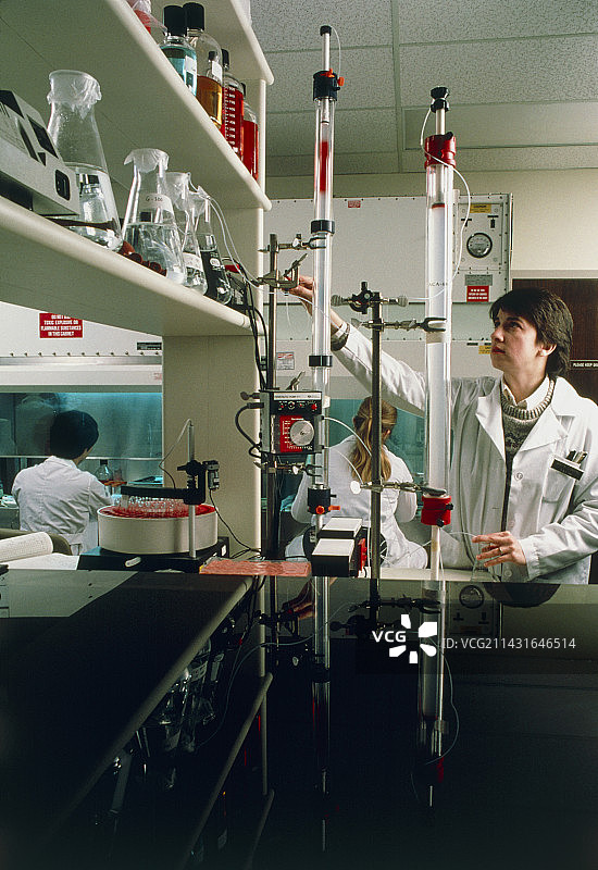 化学师与液相色谱设备图片素材