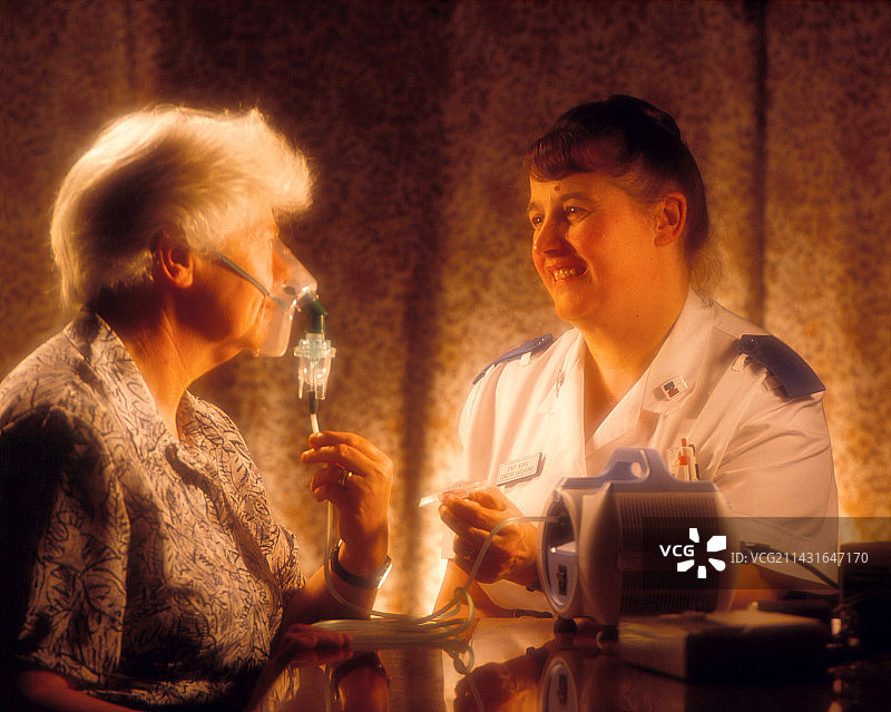 老年妇女使用雾化器治疗哮喘图片素材