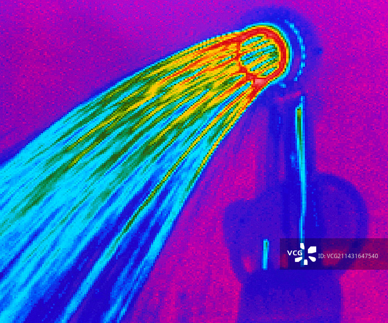 从淋浴喷头倒水的热成像图图片素材