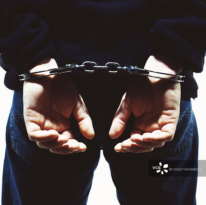 被手铐铐住的双手图片素材