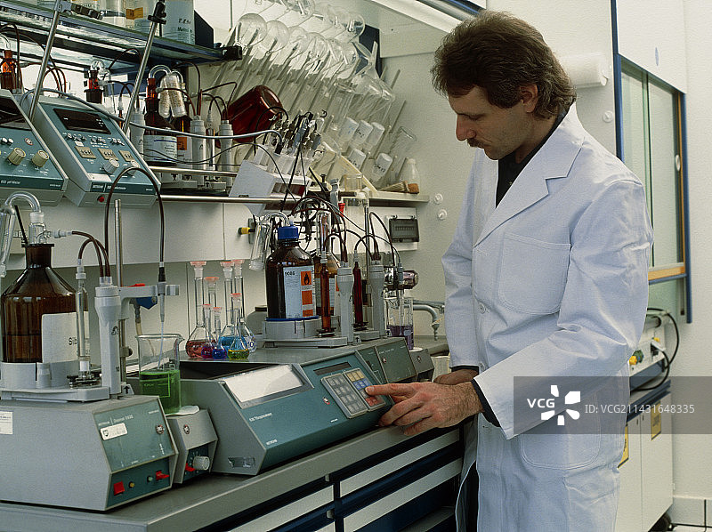 化学家与自动化化学滴定装置图片素材