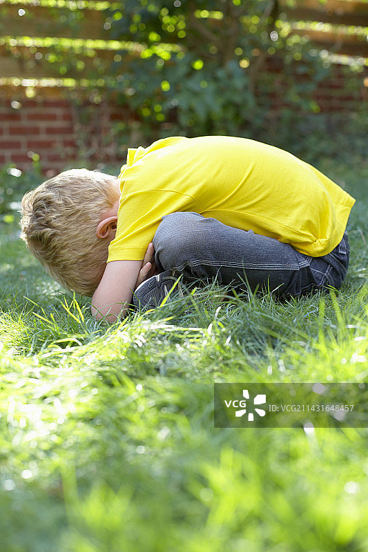 不开心的男孩图片素材