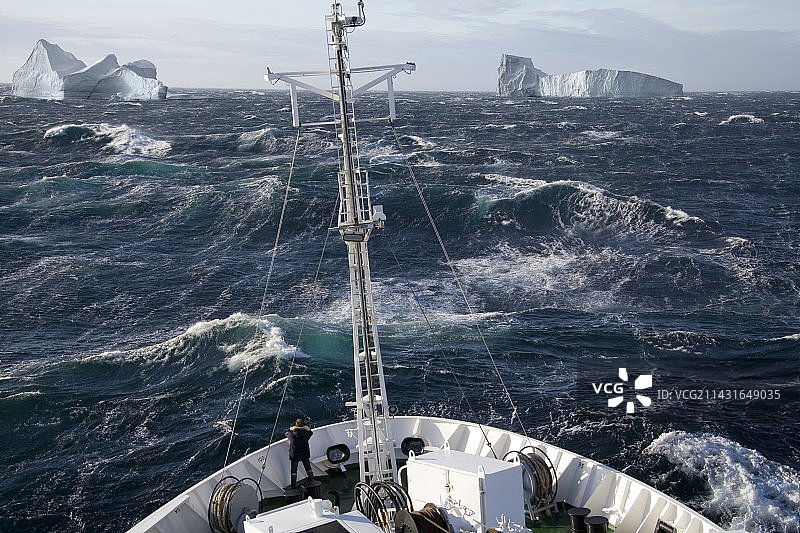 在格陵兰破冰船上的游客图片素材