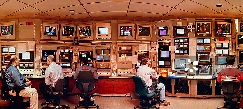 SLAC控制室中的物理学家图片素材