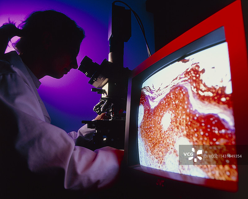 医学研究人员使用视频光学显微镜图片素材
