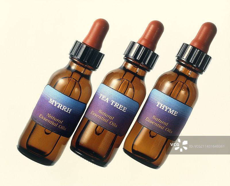 没药、茶树和百里香精油瓶图片素材