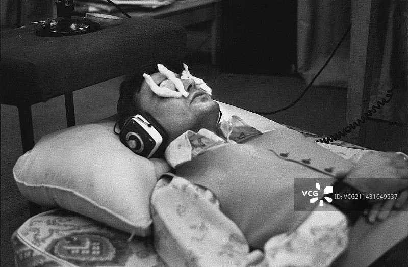 男人进行超感官知觉实验图片素材