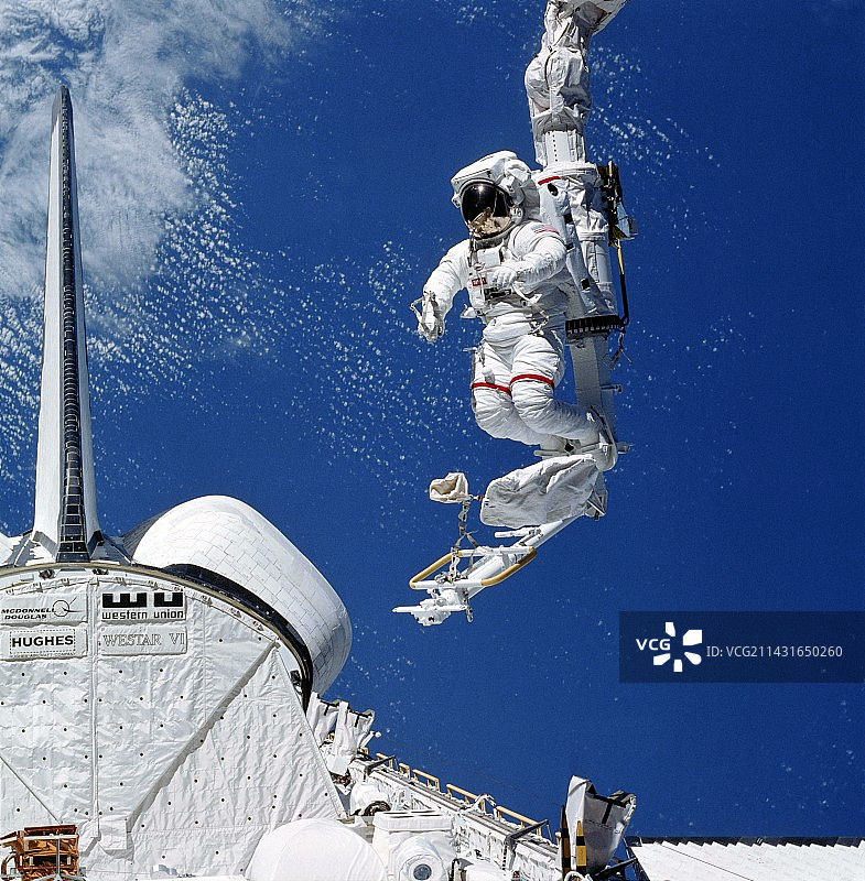 在MMU太空行走的航天飞机宇航员图片素材