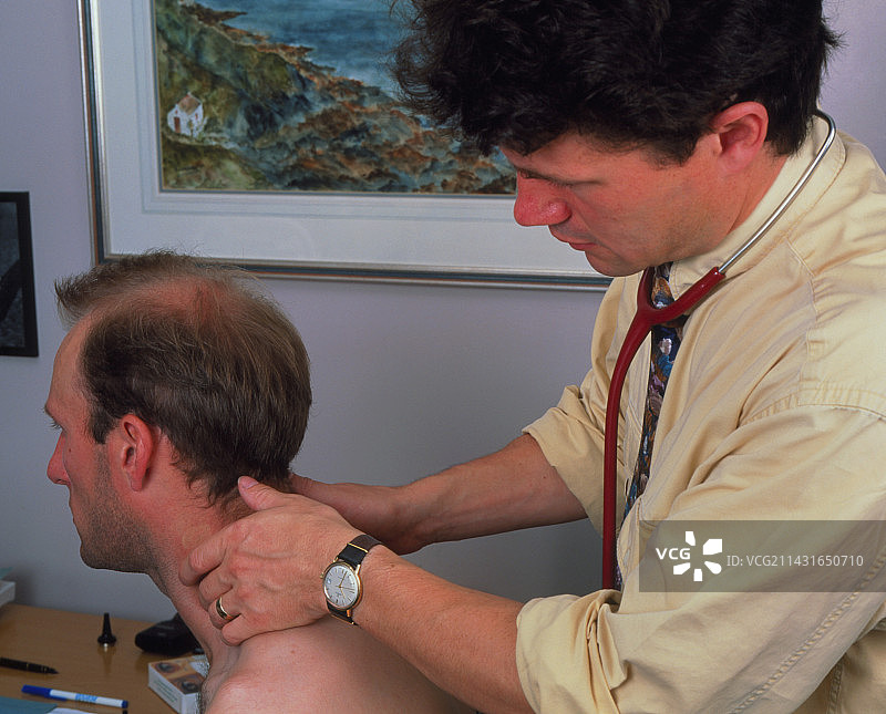 医生检查男人的颈部图片素材
