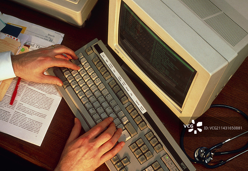 男医生查看病历的手部特写图片素材