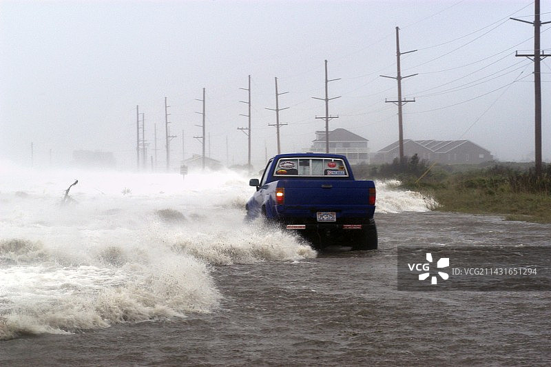 被飓风伊莎贝尔困住的驾车者图片素材