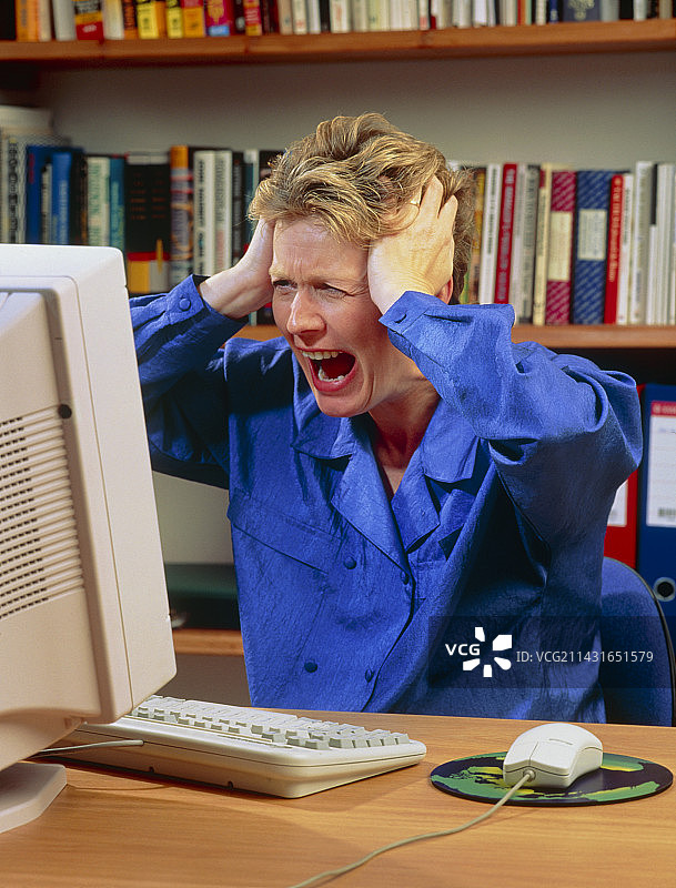 在办公室对着电脑大喊大叫的女人图片素材
